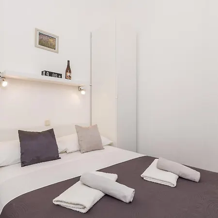 Stunning In With Kitchen * Pinezići