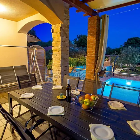 Holiday home Stunning In With Kitchen