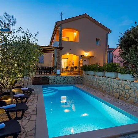 Holiday home Stunning In With Kitchen *