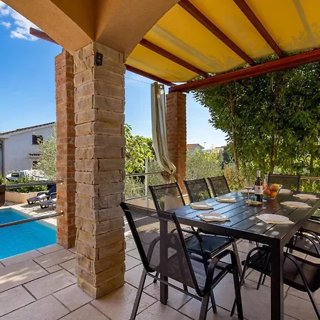 Stunning In With Kitchen * Pinezići