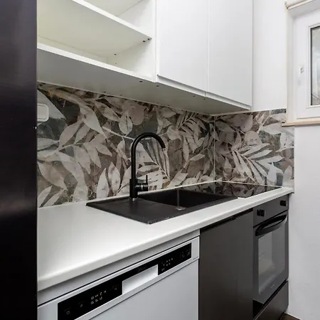 Stunning In With Kitchen * Пинезичи